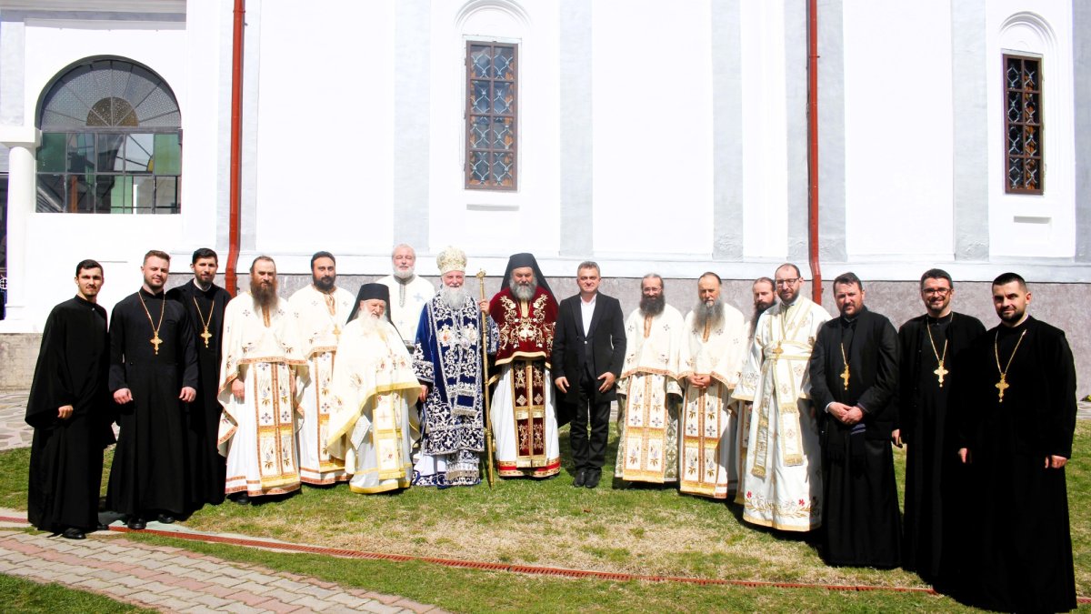 Doi noi slujitori în obștea Mănăstirii Frăsinei din Vâlcea