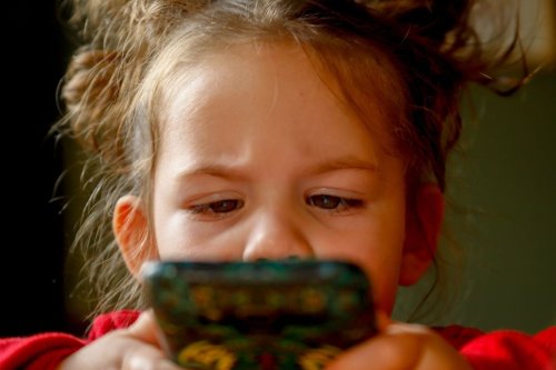 Expunerea excesivă a copiilor la ecrane afectează rezultatele școlare