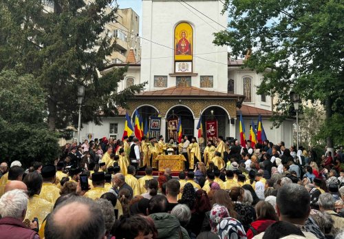 Preoţi şi credincioşi în procesiune pe străzile din Ploiești
