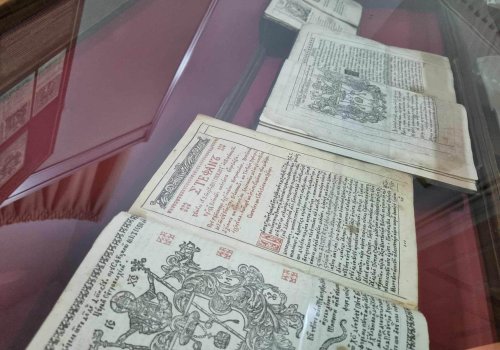 Steme domnești de pe vechi cărți românești